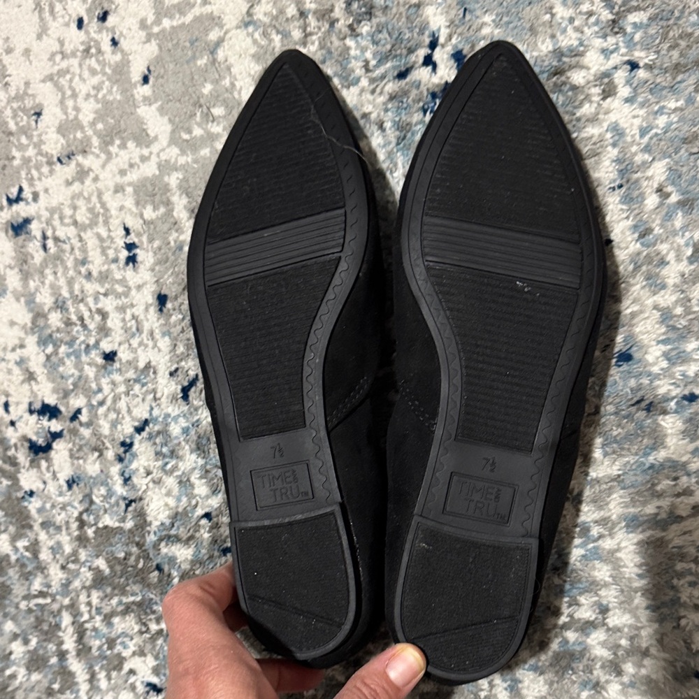 Time and Tru Women's Black Pointed Flats - Picture 3 of 3